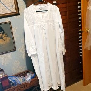 White Embroidered Nightgown SzL. Has Pockets. Never Worn